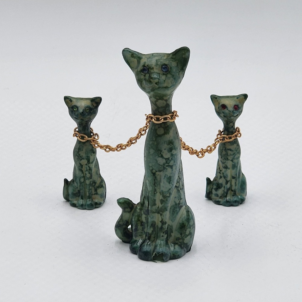 Vintage Cat Family Figurine Set Green Marble Look Chain Linked Plastic Kitsch
